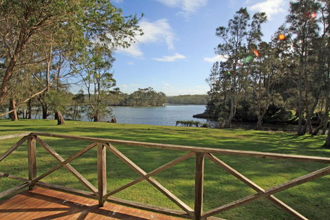 Berrara Lagoon Front Chalet - Accommodation Port Macquarie 0