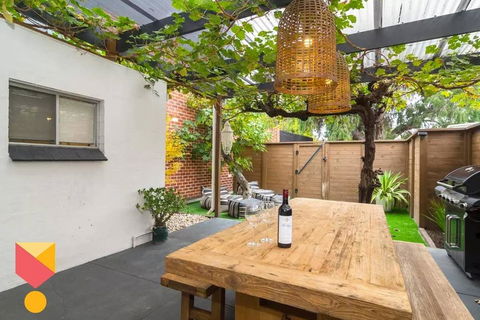Blackbird At Arlo's - The Heart Of Glenelg - Wifi - Accommodation Port Macquarie 0
