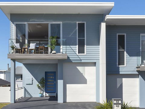 Blue Pelican - Pacific Views, Walk To Beach - Accommodation Port Macquarie 0