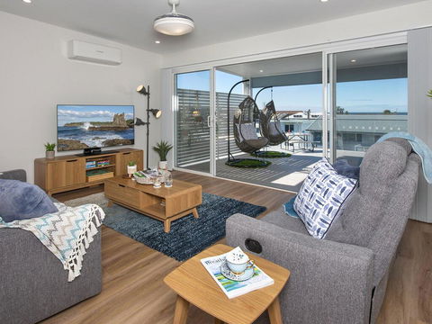 Blue Pelican - Pacific Views, Walk To Beach - Accommodation Port Macquarie 1