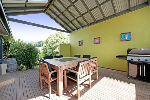 BLUE SKYES - Family Home With Balcony & Views. - Accommodation Port Macquarie 3