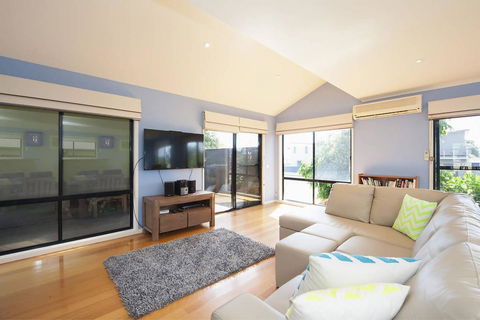 BLUE SKYES - Family Home With Balcony & Views. - Accommodation Port Macquarie 0