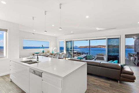 Blue Water Splendour - Infinity Pool And Amazing Views!! - Accommodation Port Macquarie 3