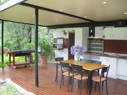BoBRENE On Tamborine Nude Retreat - Cosy Chalet - Accommodation Port Macquarie 2