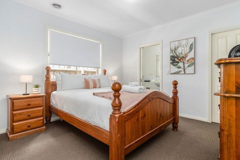The Noble Prize Netflix & WiFi - Accommodation Port Macquarie 1
