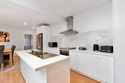 TheTree House Hobart Sleeps 8-2 Bath - Accommodation Port Macquarie 3