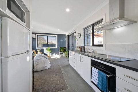 Zoo Villas: Villa Giraffe - Central Wynyard - Accommodation Port Macquarie 1