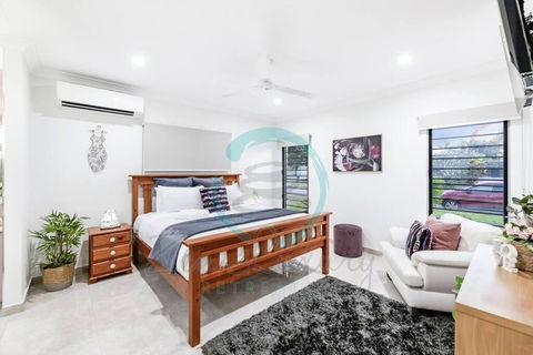 Zenhouse: 4BR Stylish Work/Family Home In Muirhead - Accommodation Port Macquarie 2