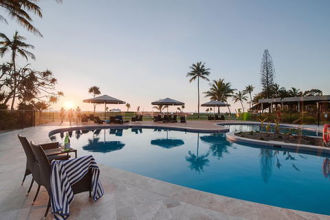 Tangalooma Island Resort Whale Watching Day Cruise With Dolphin Feeding - Accommodation Port Macquarie 4